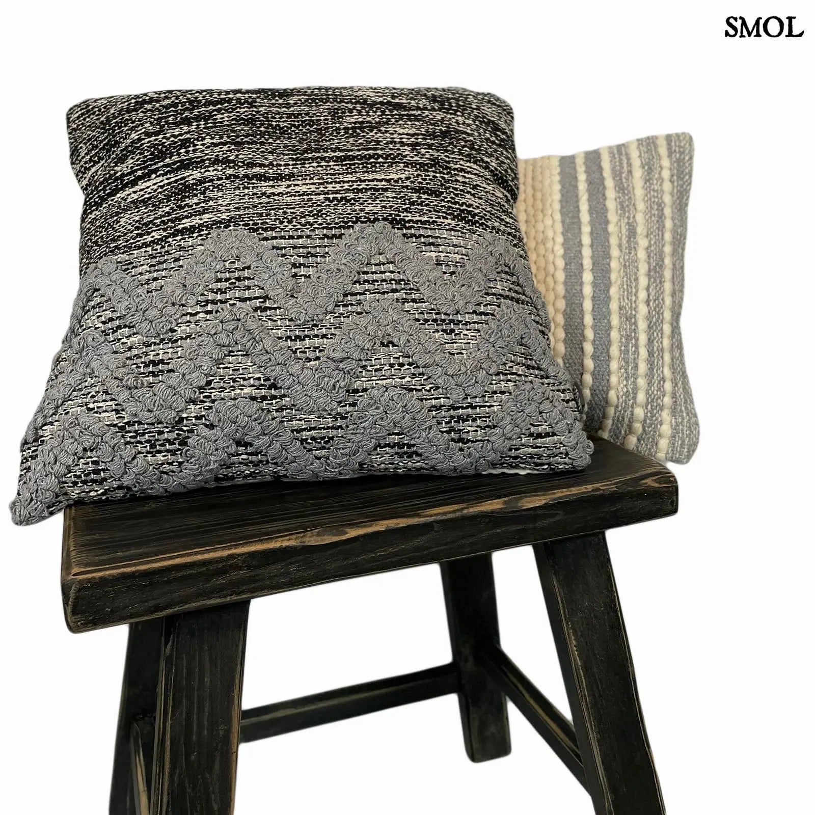 Pamut Díszpárna - fekete-szürke, 45x45 | LUTELU | SMOL - fekete kisasztalon