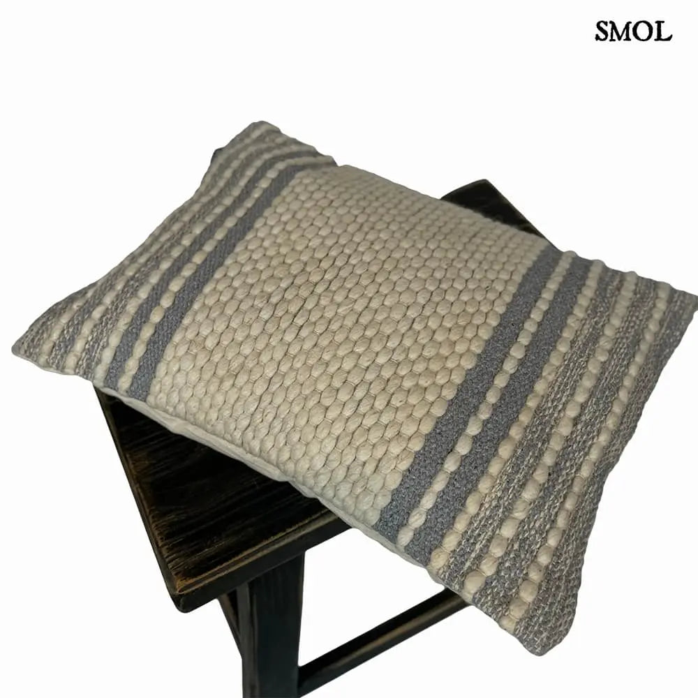 Pamut Díszpárna - szürke-natúr, 35x50 | NAAMA | SMOL - ferdén, kisasztalon