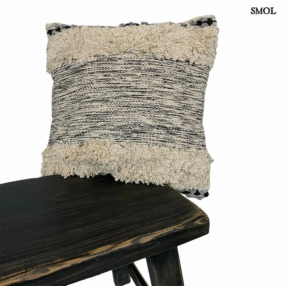 Pamut Díszpárna - szürke-natúr, 45x45 | MOIRA | SMOL - fekete kisasztalon