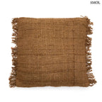 Négyzet alakú, sötétbarna pamut díszpárnahuzat rusztikus textúrával és kézzel rojtosított szélekkel, fehér háttérrel