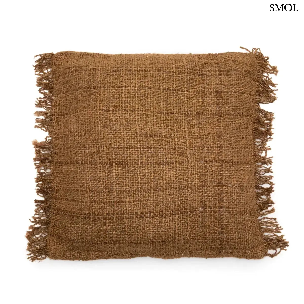 Négyzet alakú, sötétbarna pamut díszpárnahuzat rusztikus textúrával és kézzel rojtosított szélekkel, fehér háttérrel