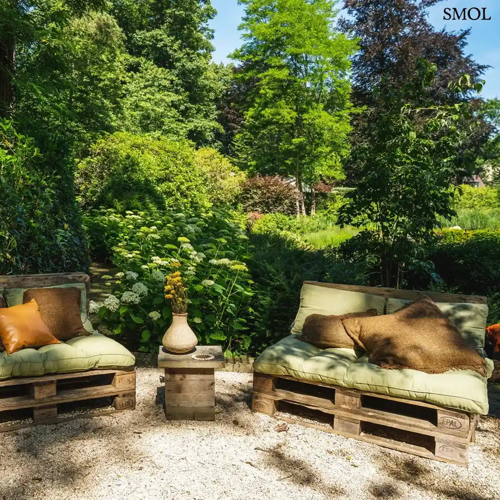 Négyzet alakú, sötétbarna pamut díszpárnahuzat rusztikus textúrával és kézzel rojtosított szélekkel, kertben