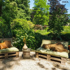 Négyzet alakú, sötétbarna pamut díszpárnahuzat rusztikus textúrával és kézzel rojtosított szélekkel, kertben