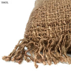 Négyzet alakú, sötétbarna pamut díszpárnahuzat rusztikus textúrával és kézzel rojtosított szélekkel, sarok nagyítva