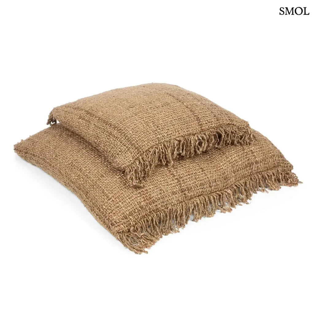 Négyzet alakú, sötétbarna pamut díszpárnahuzat rusztikus textúrával és kézzel rojtosított szélekkel, két méretben, egymáson