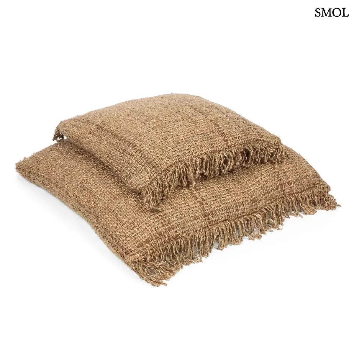 Négyzet alakú, sötétbarna pamut díszpárnahuzat rusztikus textúrával és kézzel rojtosított szélekkel, két méretben, egymáson