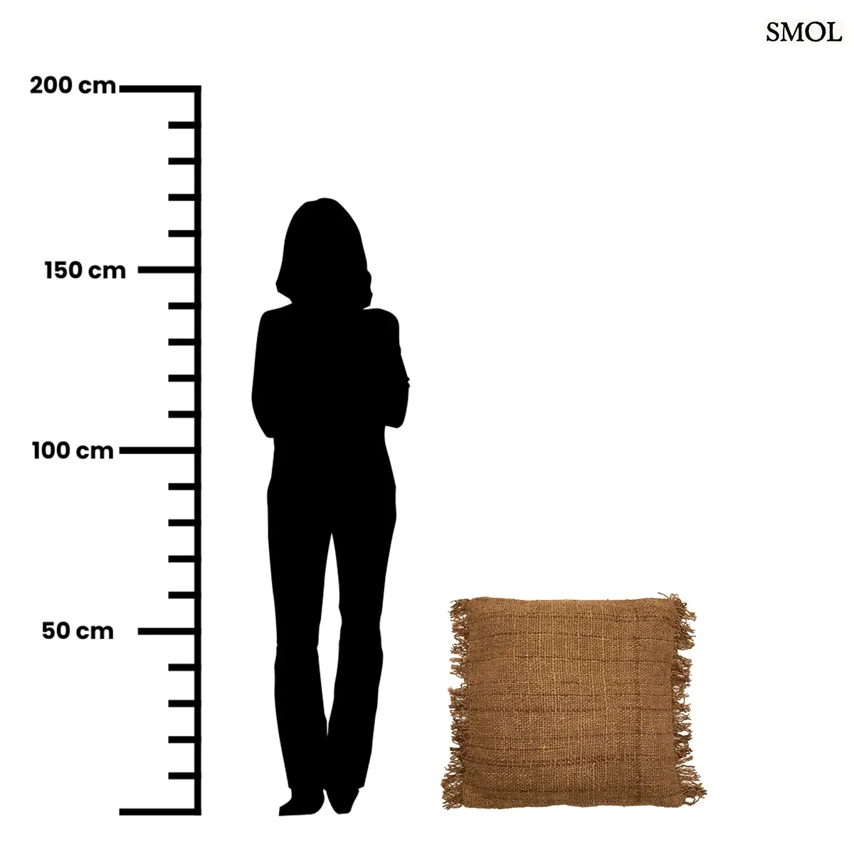 Négyzet alakú, sötétbarna pamut díszpárnahuzat rusztikus textúrával és kézzel rojtosított szélekkel, méretarányosan