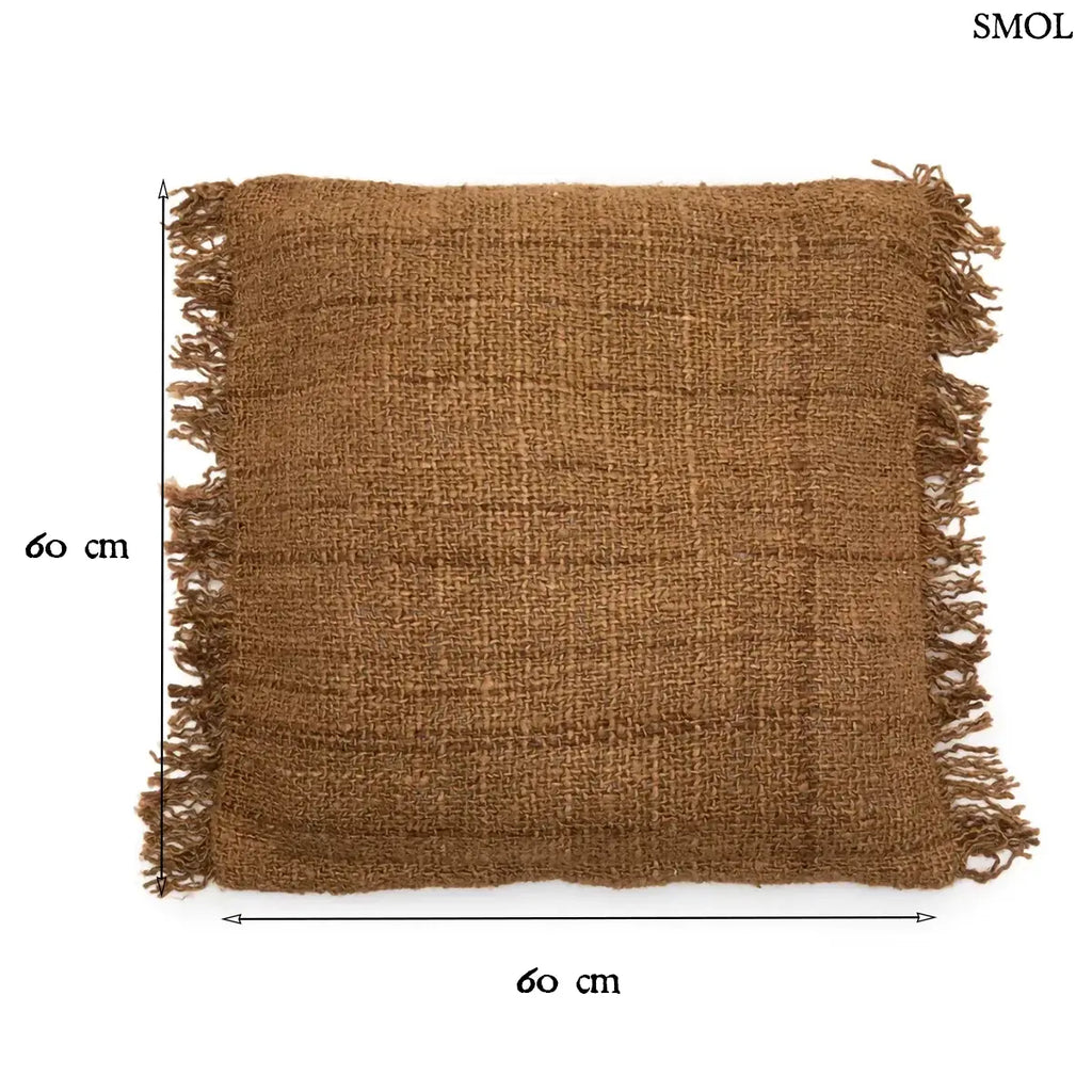 Négyzet alakú, sötétbarna pamut díszpárnahuzat rusztikus textúrával és kézzel rojtosított szélekkel, méretekkel