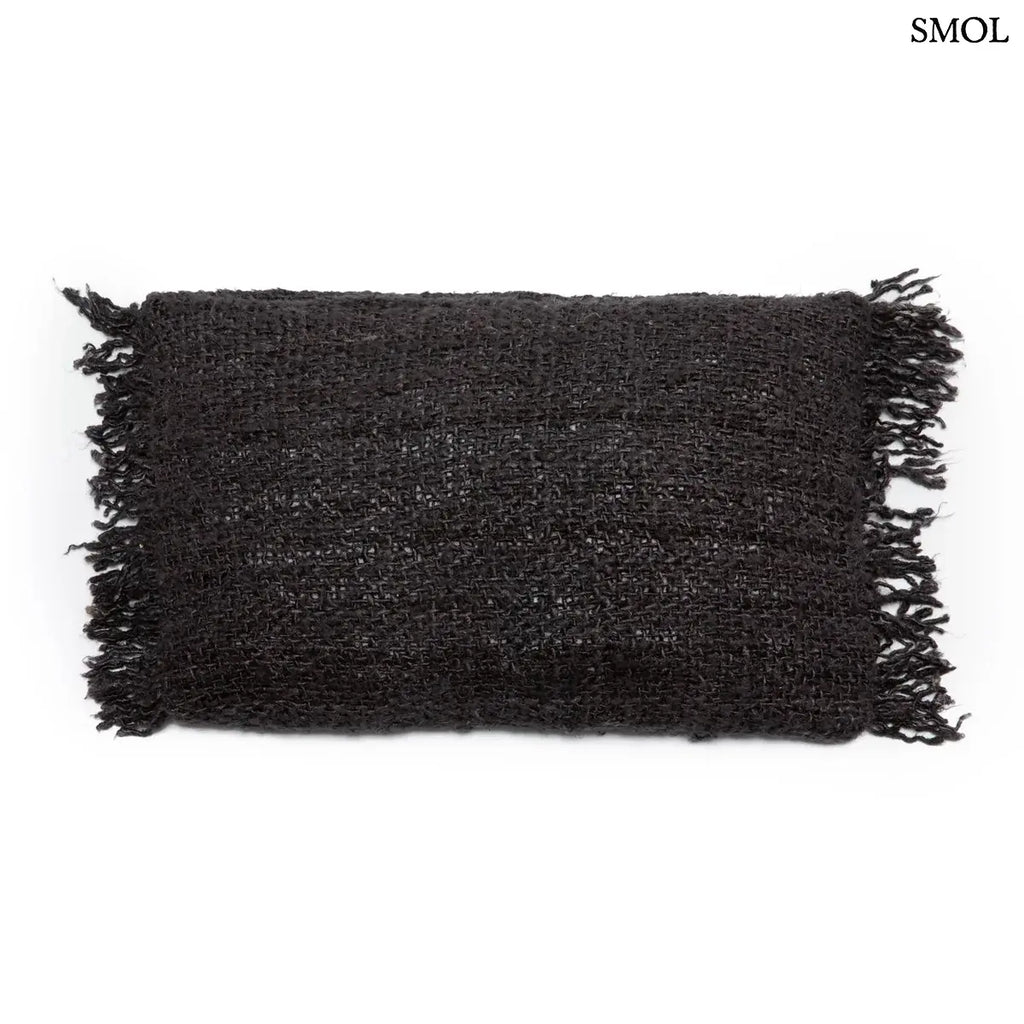 Éjfekete, texturált pamut díszpárnahuzat rusztikus rojtos szélekkel, fehér háttérrel