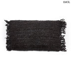 Éjfekete, texturált pamut díszpárnahuzat rusztikus rojtos szélekkel, fehér háttérrel