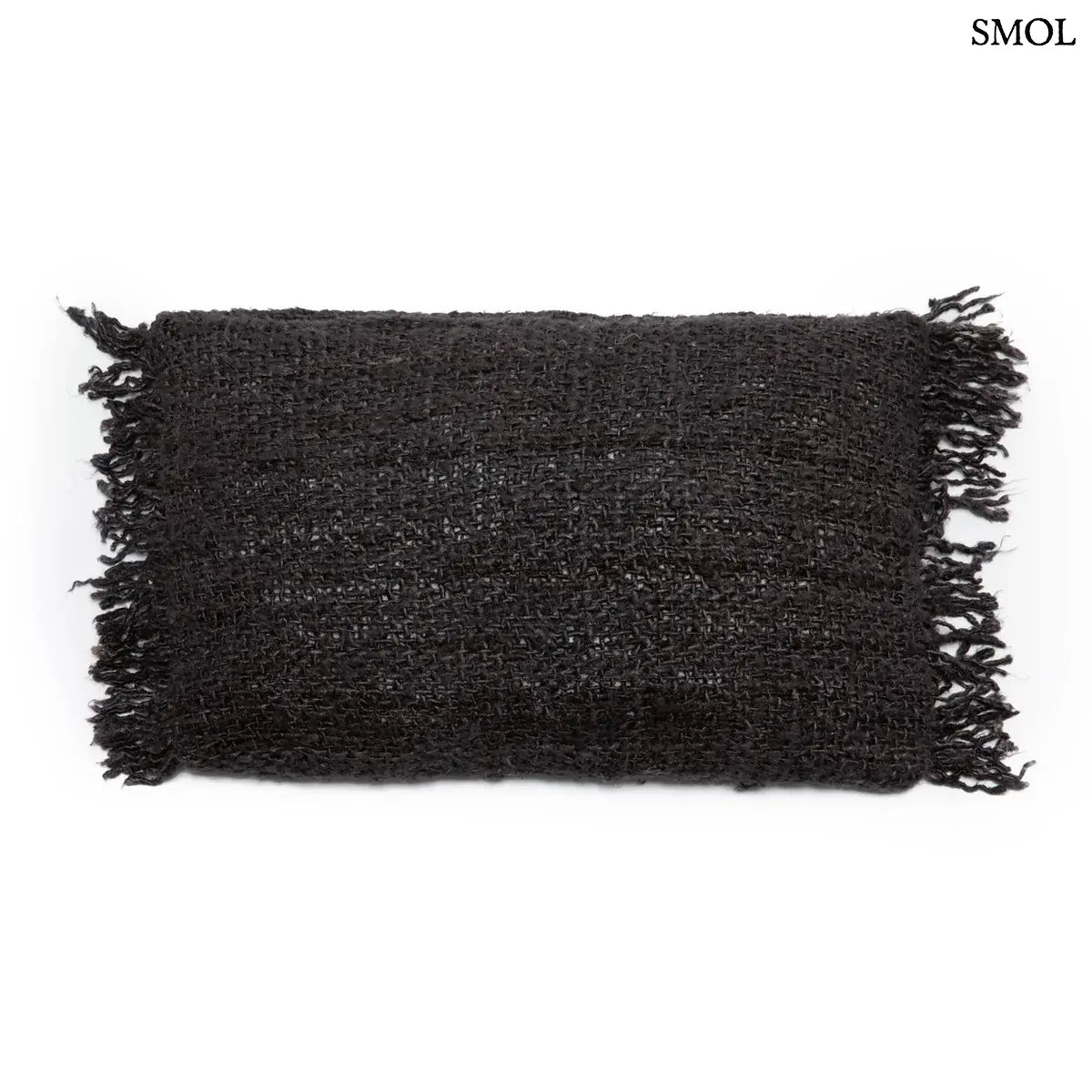 Éjfekete, texturált pamut díszpárnahuzat rusztikus rojtos szélekkel, fehér háttérrel