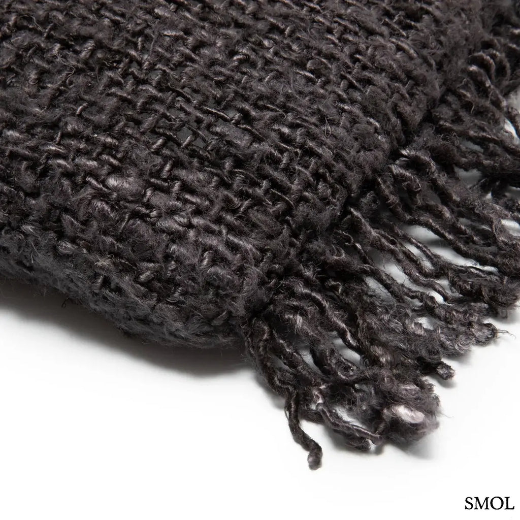 Éjfekete, texturált pamut díszpárnahuzat rusztikus rojtos szélekkel, textúra nagyítva