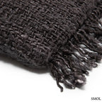 Éjfekete, texturált pamut díszpárnahuzat rusztikus rojtos szélekkel, textúra nagyítva