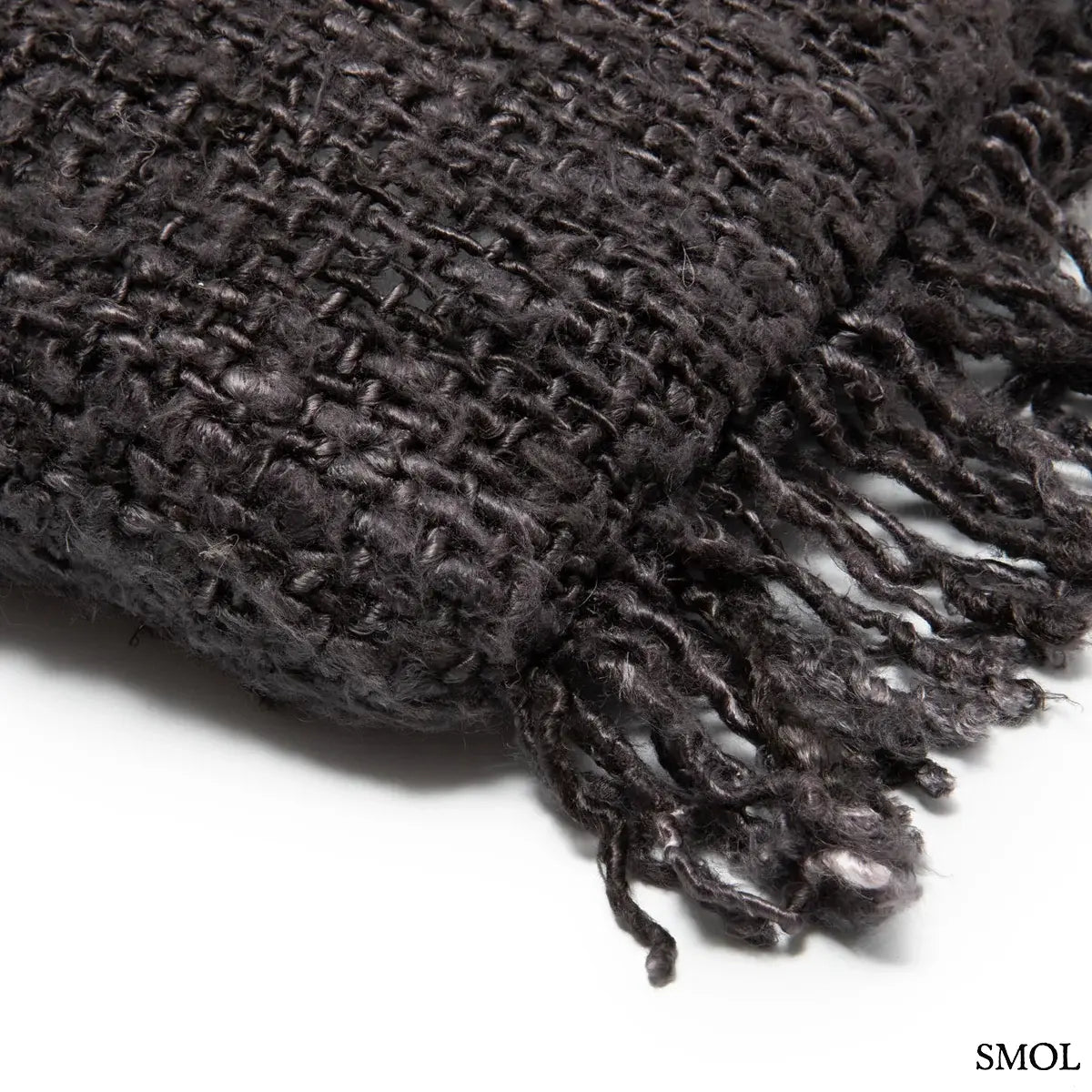 Éjfekete, texturált pamut díszpárnahuzat rusztikus rojtos szélekkel, textúra nagyítva