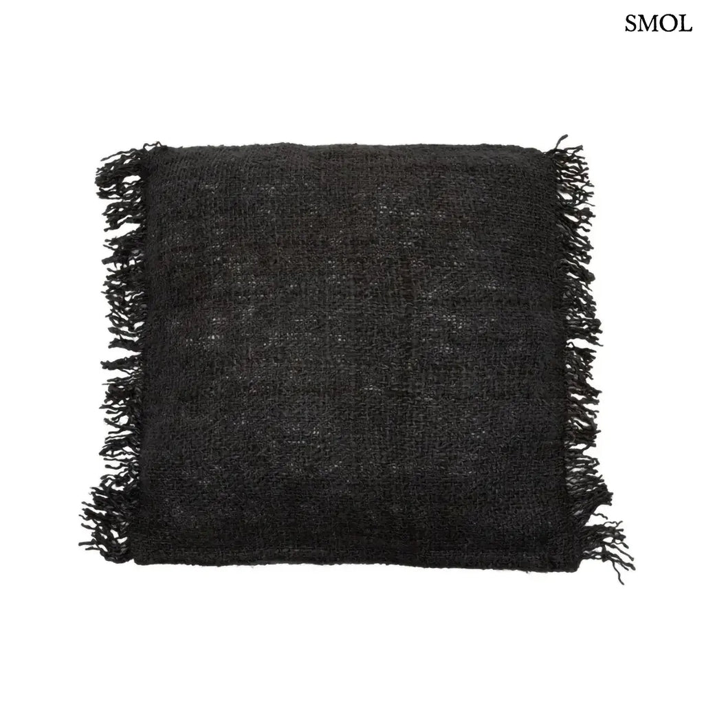 Éjfekete, rojtos szélű, rusztikus szövésű pamut díszpárnahuzat, fehér háttérrel