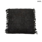 Éjfekete, rojtos szélű, rusztikus szövésű pamut díszpárnahuzat, fehér háttérrel