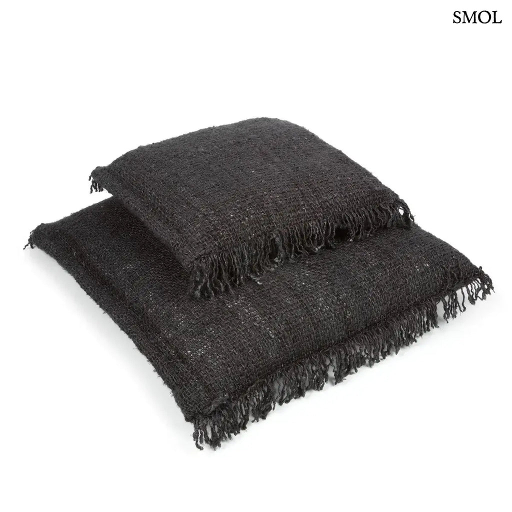 Éjfekete, rojtos szélű, rusztikus szövésű pamut díszpárnahuzat, két méretben, egymáson