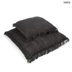 Éjfekete, rojtos szélű, rusztikus szövésű pamut díszpárnahuzat, két méretben, egymáson