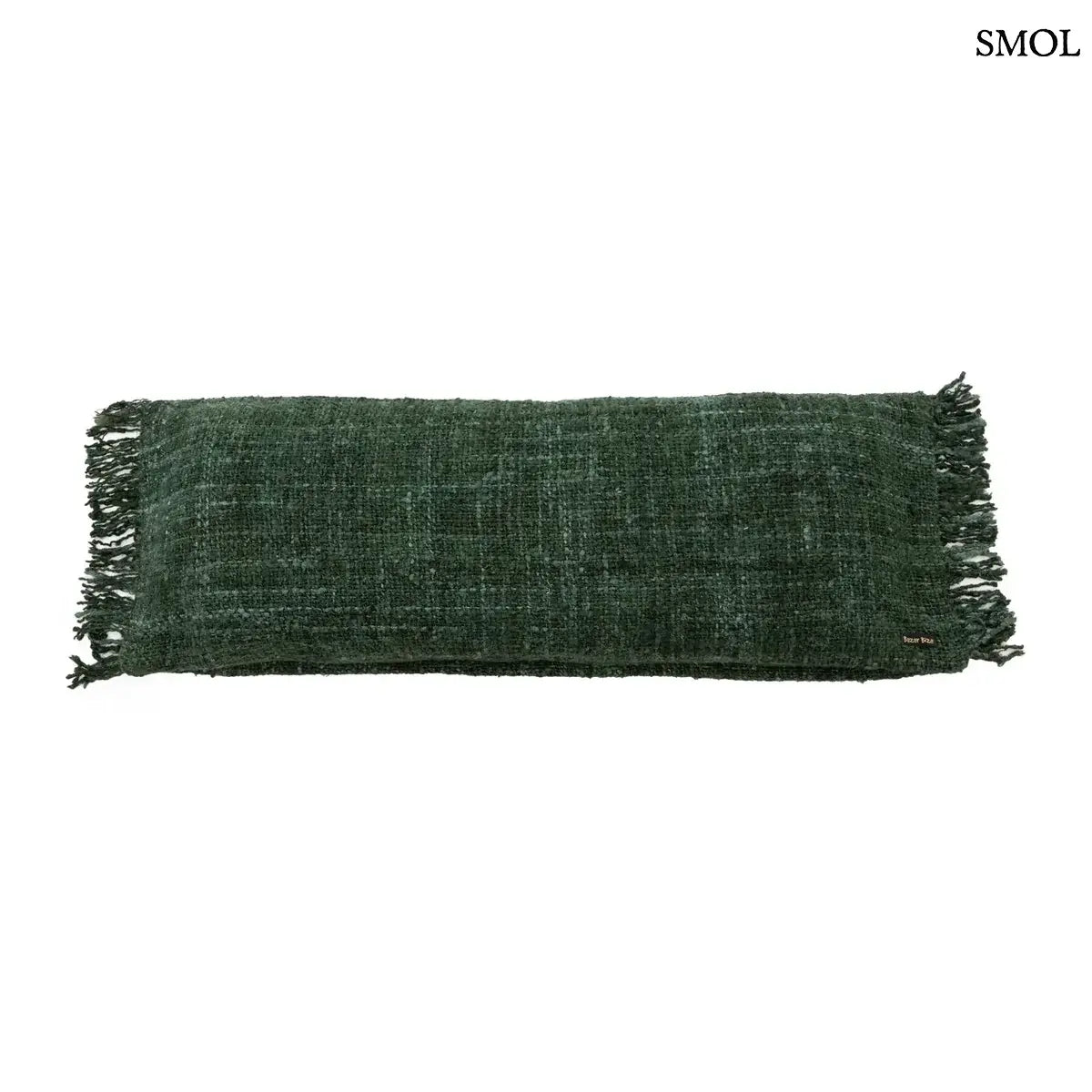 Hosszúkás, erdőzöld pamut díszpárnahuzat bohém rojtos szélekkel és rusztikus szövéssel, fehér háttérrel