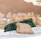 Hosszúkás, erdőzöld pamut díszpárnahuzat bohém rojtos szélekkel és rusztikus szövéssel, natúr párnákkal