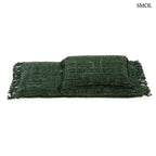 Hosszúkás, erdőzöld pamut díszpárnahuzat bohém rojtos szélekkel és rusztikus szövéssel, két méretben, egymáson