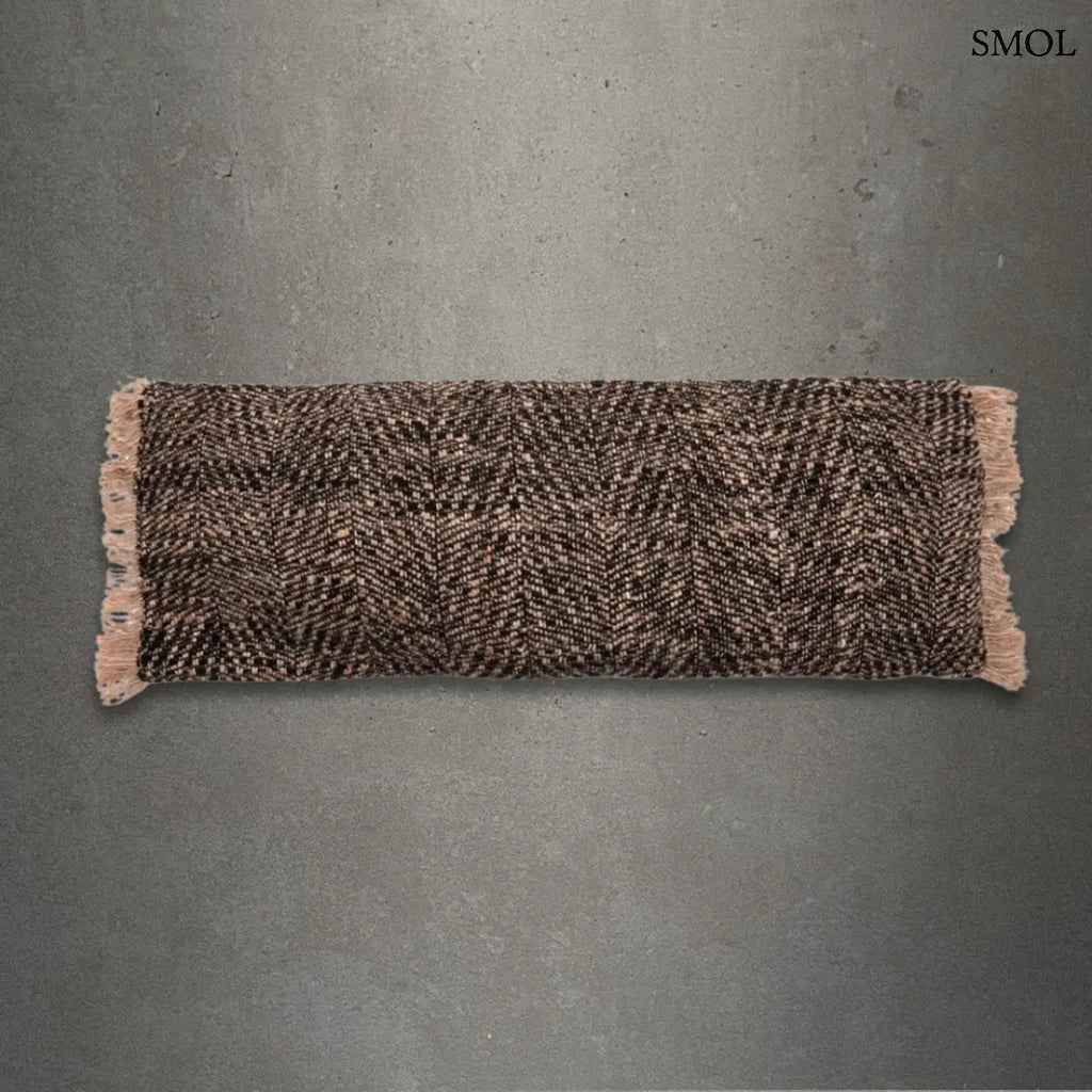 Hosszú fekete-réz pamut díszpárnahuzat absztrakt mintával, szürke háttérrel