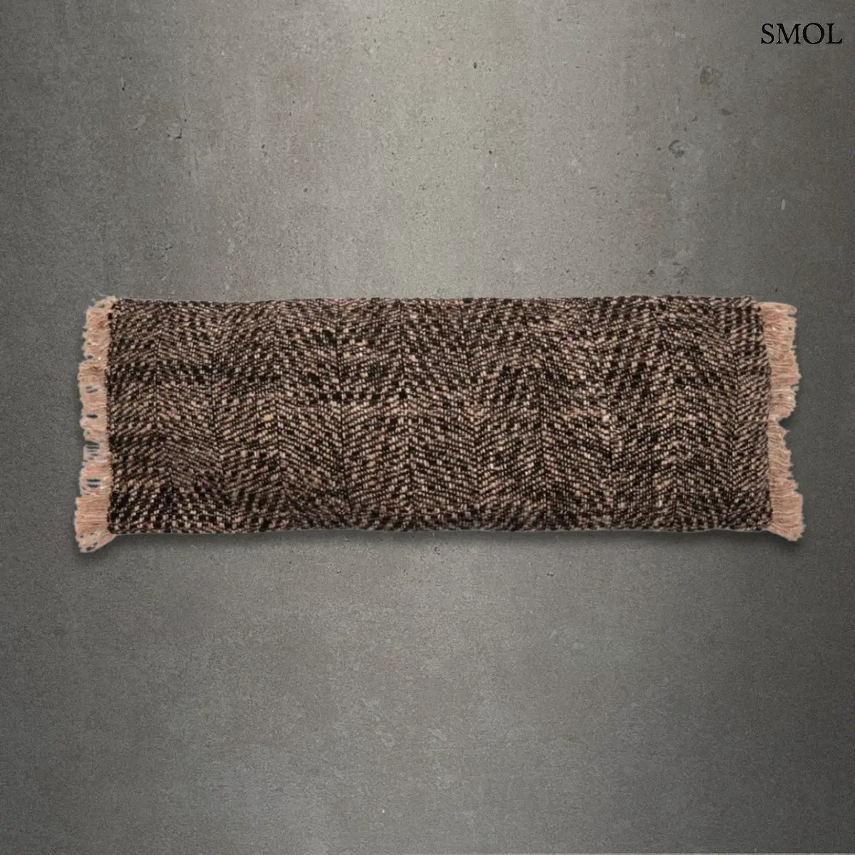 Hosszú fekete-réz pamut díszpárnahuzat absztrakt mintával, szürke háttérrel