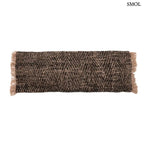 Hosszú fekete-réz pamut díszpárnahuzat absztrakt mintával, fehér háttérrel