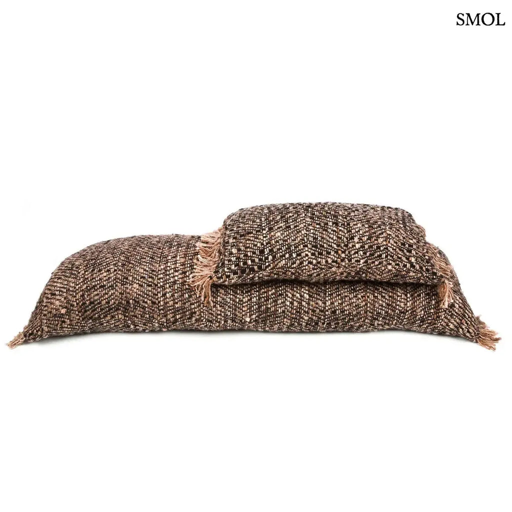 Hosszú fekete-réz pamut díszpárnahuzat absztrakt mintával, két méretben, egymáson