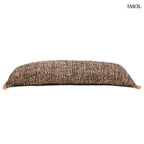 Hosszú fekete-réz pamut díszpárnahuzat absztrakt mintával, oldalról, fektetve