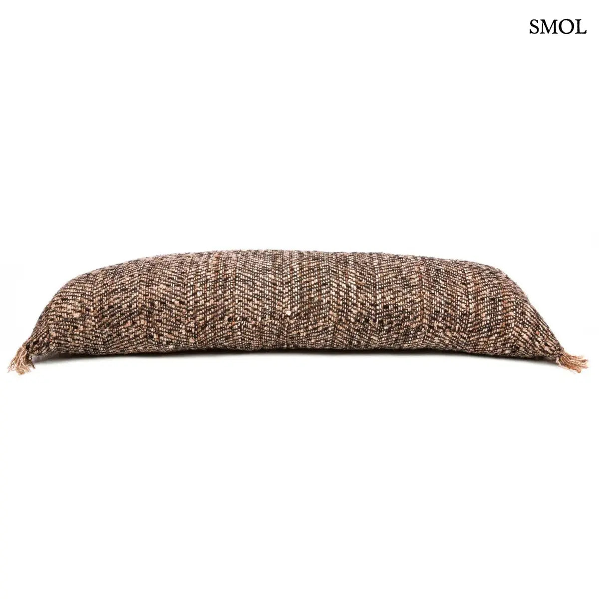 Hosszú fekete-réz pamut díszpárnahuzat absztrakt mintával, oldalról, fektetve