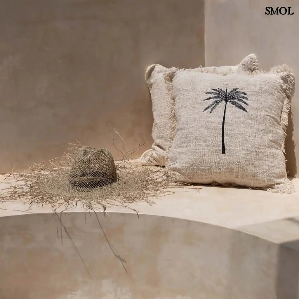 Pamut díszpárnahuzat natúr bézs alapon fekete pálmafa mintával, szalmakalappal