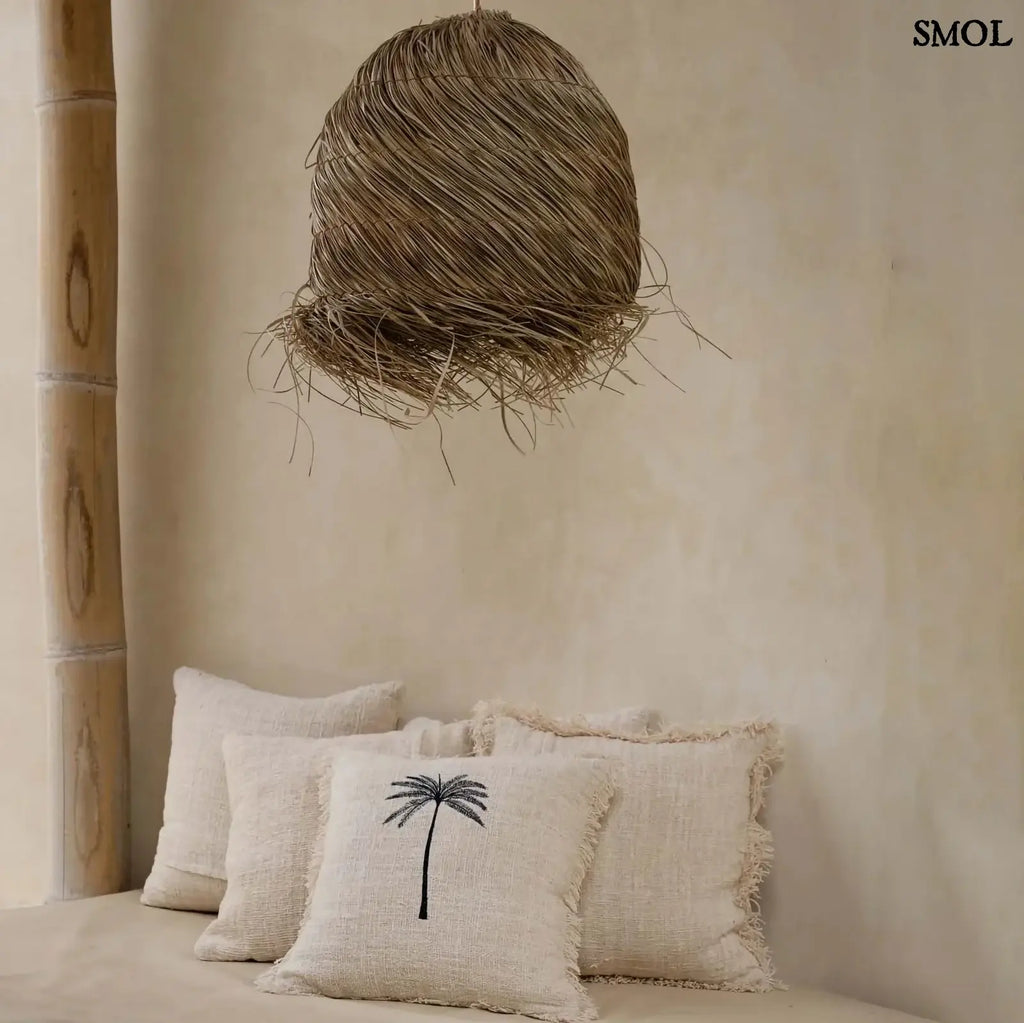 Pamut díszpárnahuzat natúr bézs alapon fekete pálmafa mintával, több párnával, függőlámpával