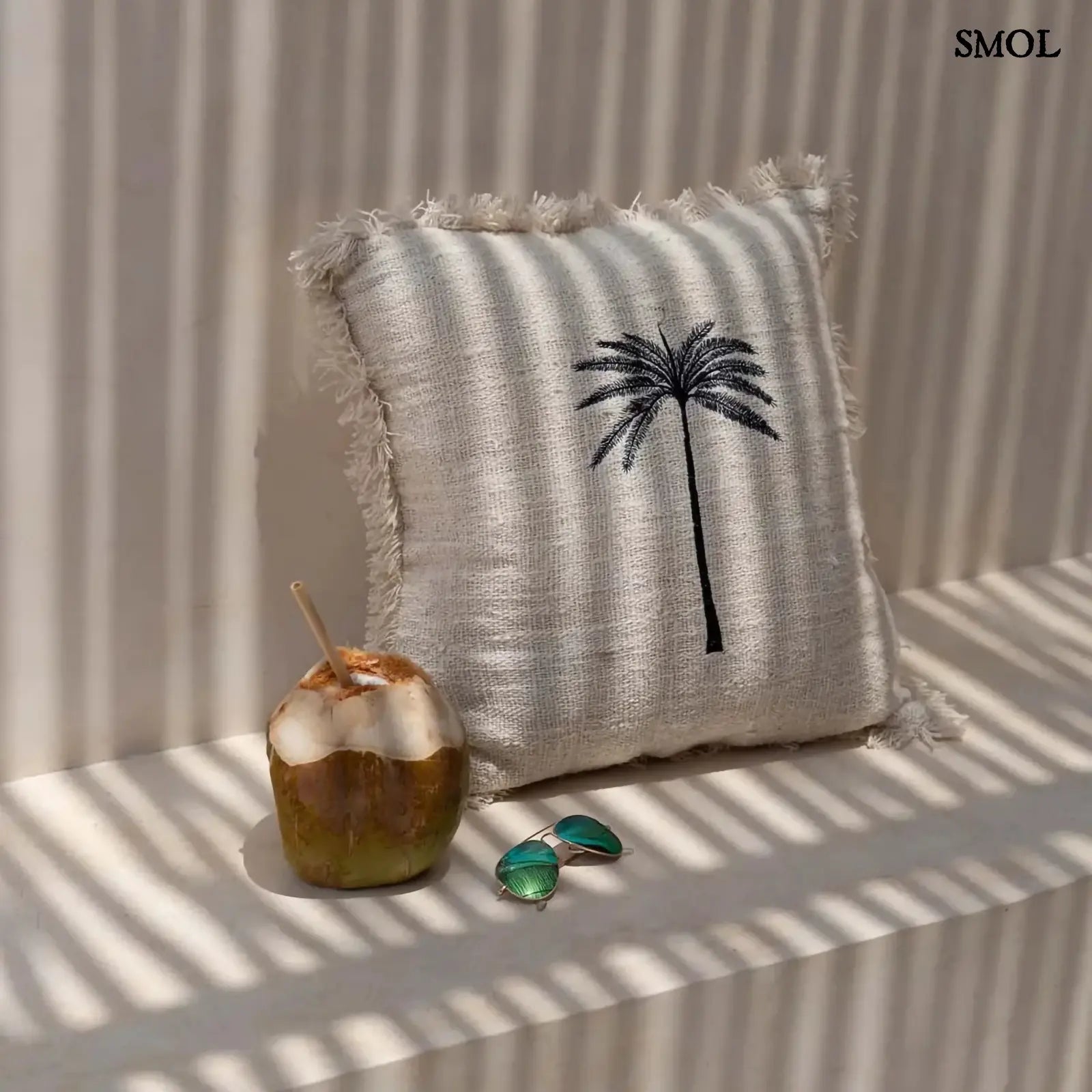 Pamut díszpárnahuzat natúr bézs alapon fekete pálmafa mintával, kókuszdióval