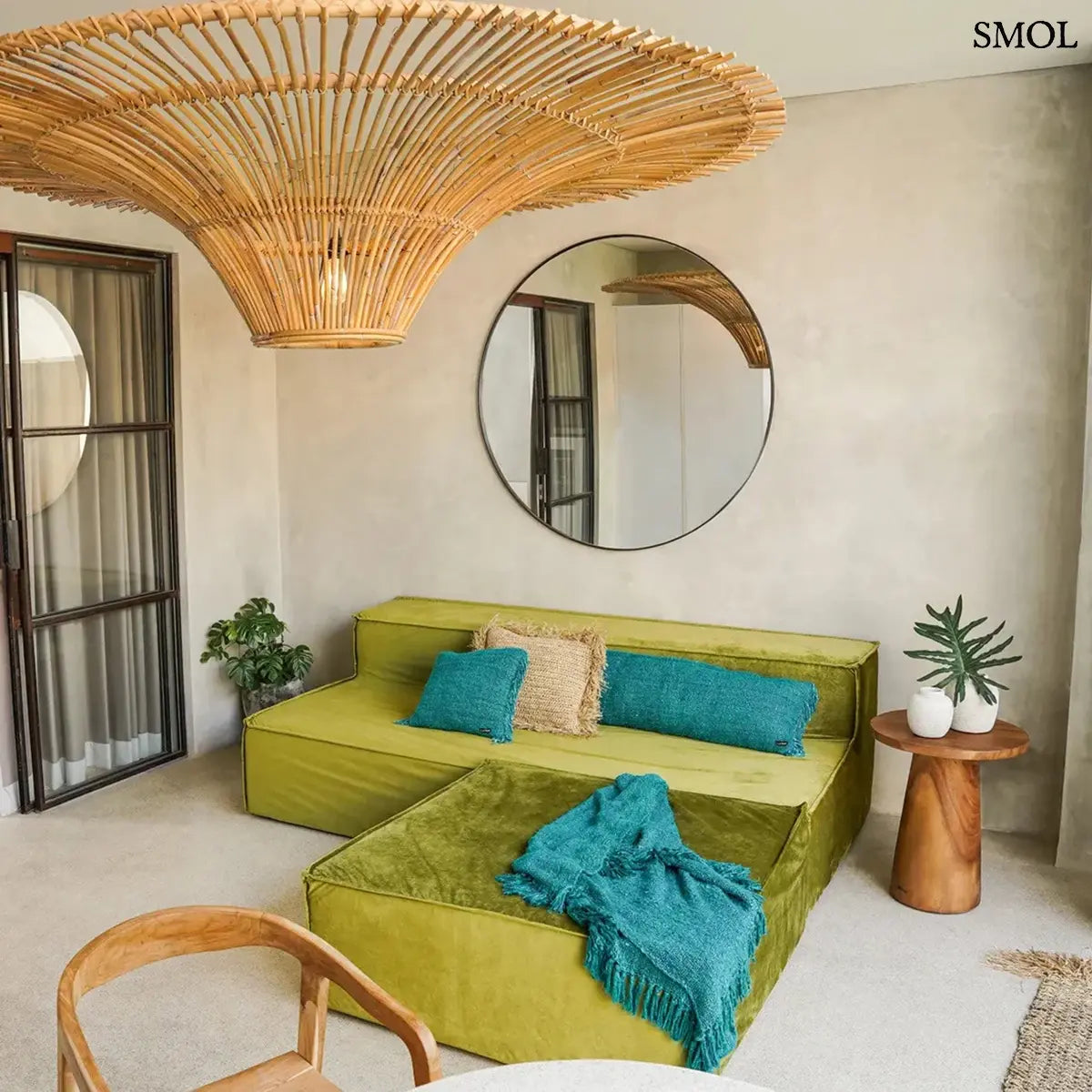 Hosszúkás, akvakék színű, rojtos szélű pamut díszpárnahuzat, nappaliban, kanapén oldalról