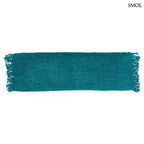 Hosszúkás, akvakék színű, rojtos szélű pamut díszpárnahuzat fehér háttérrel