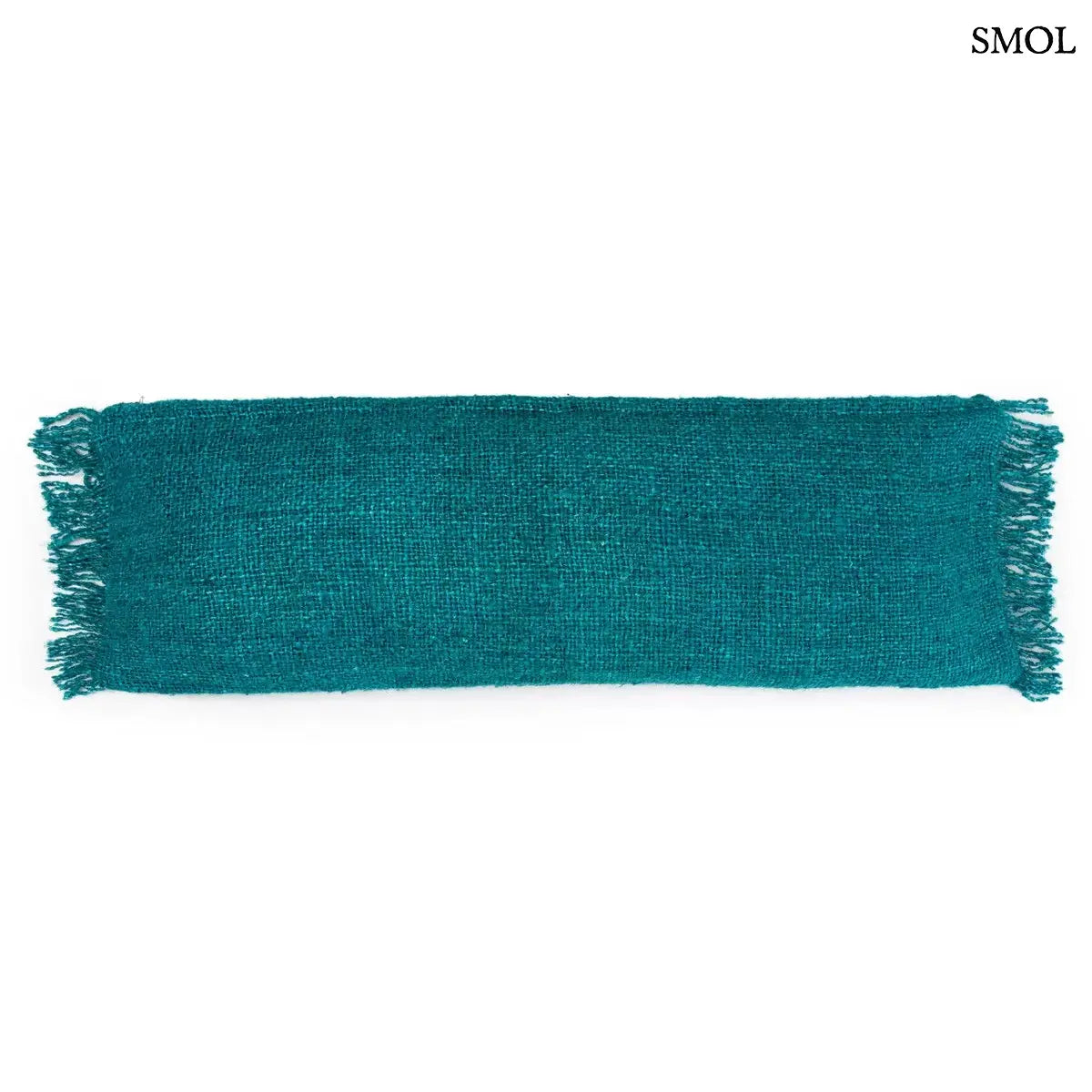 Hosszúkás, akvakék színű, rojtos szélű pamut díszpárnahuzat fehér háttérrel