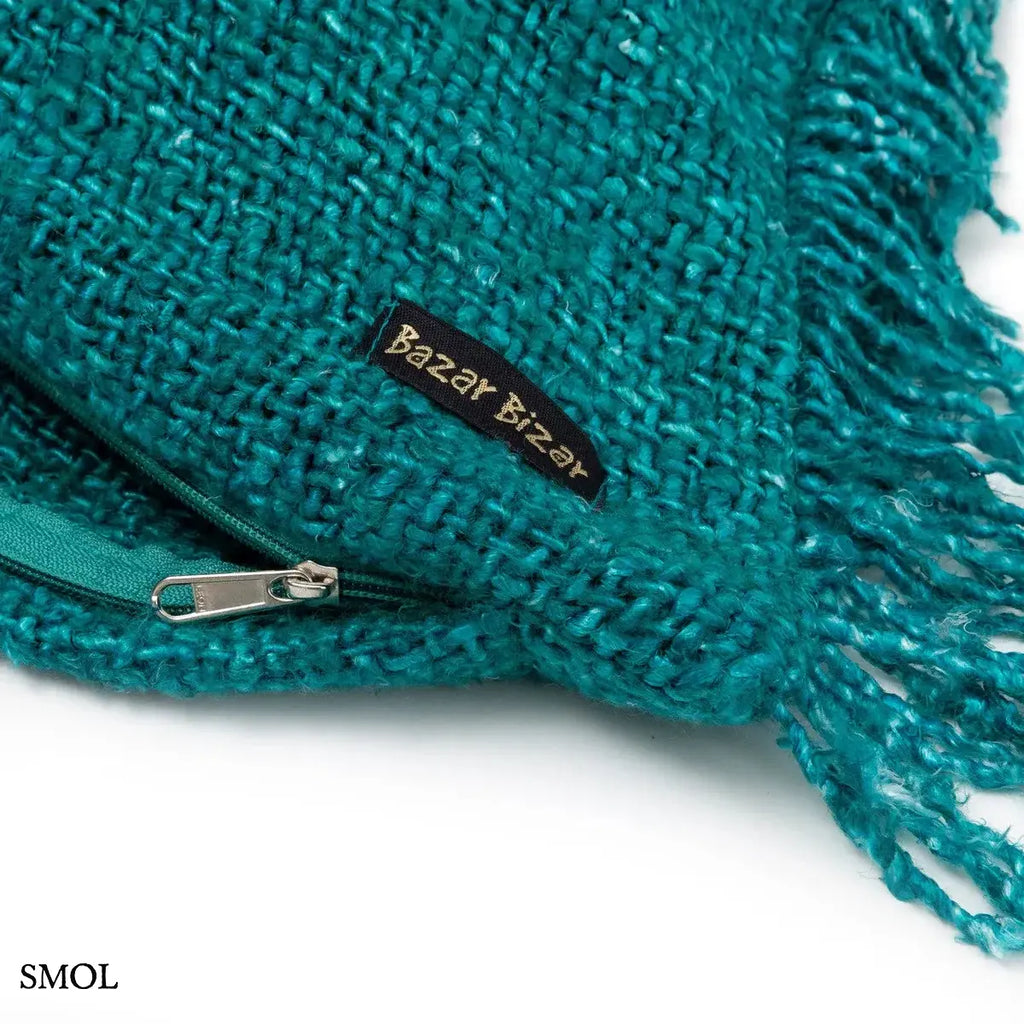 Hosszúkás, akvakék színű, rojtos szélű pamut díszpárnahuzat sarok nagyítva