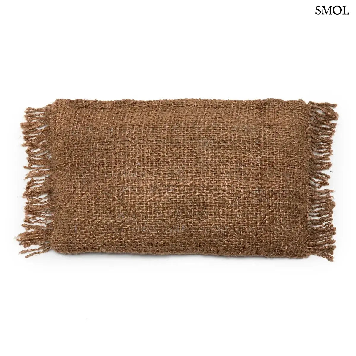 Rusztikus textúrájú barna pamut díszpárnahuzat bojtokkal, kézzel készült kivitelben, fehér háttérrel