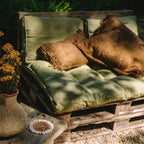 Rusztikus textúrájú barna pamut díszpárnahuzat bojtokkal, kézzel készült kivitelben, kertben