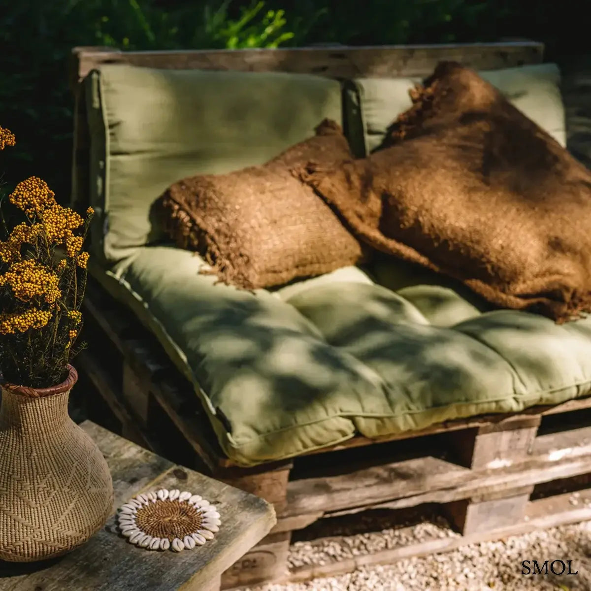 Rusztikus textúrájú barna pamut díszpárnahuzat bojtokkal, kézzel készült kivitelben, kertben