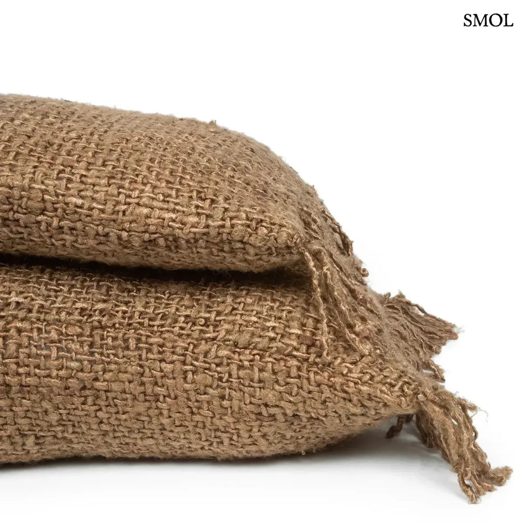 Rusztikus textúrájú barna pamut díszpárnahuzat bojtokkal, kézzel készült kivitelben, szélek nagyítva