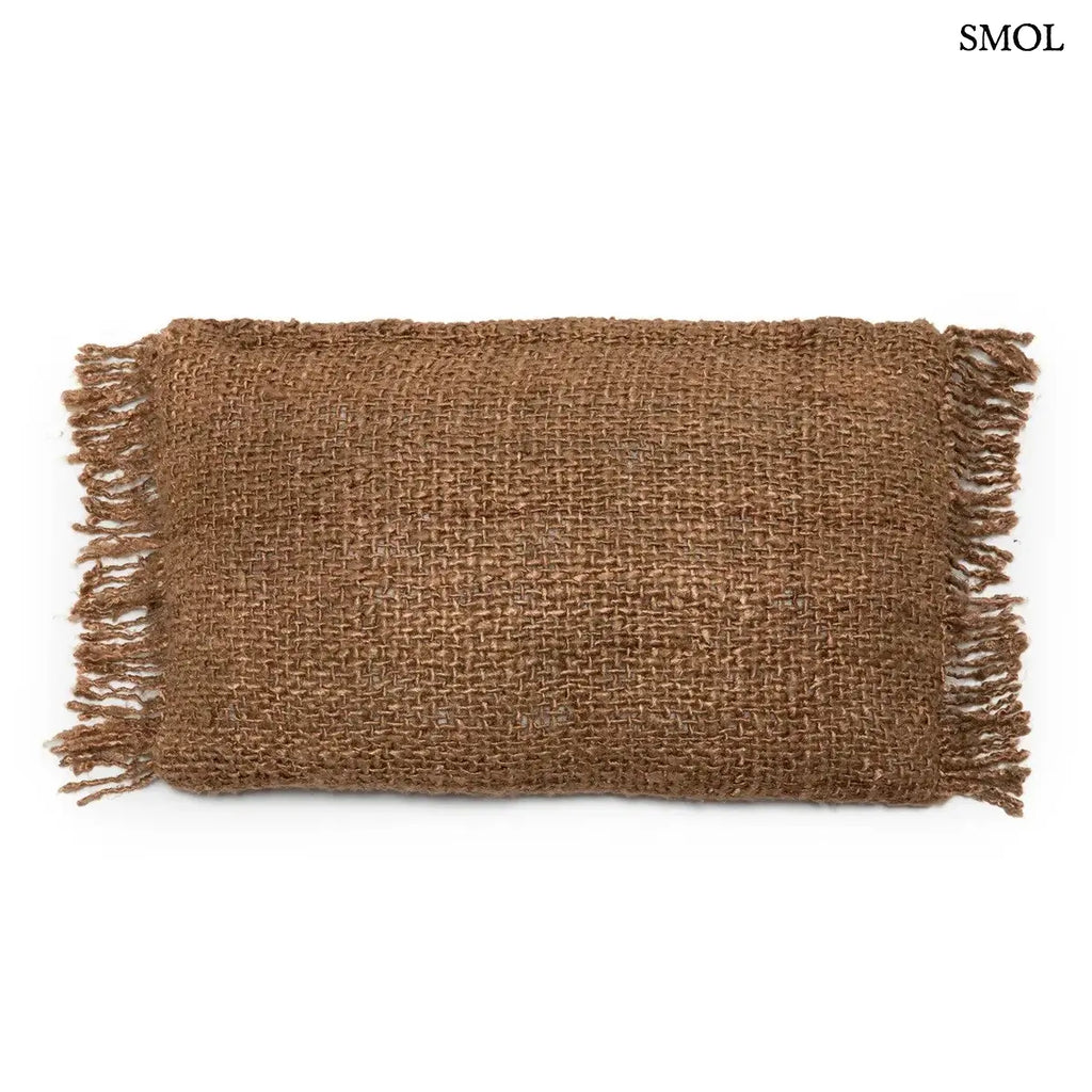 Rusztikus textúrájú barna pamut díszpárnahuzat bojtokkal, kézzel készült kivitelben, hátulról