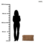 Rusztikus textúrájú barna pamut díszpárnahuzat bojtokkal, kézzel készült kivitelben, méretarányosan