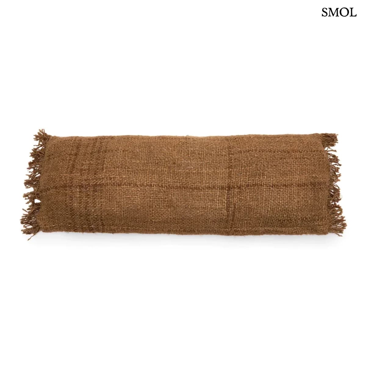 Hosszúkás, barna színű pamut díszpárnahuzat rojtos szélekkel és rusztikus szövéssel, fehér háttérrel