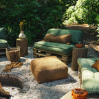 Hosszúkás, barna színű pamut díszpárnahuzat rojtos szélekkel és rusztikus szövéssel, kertben