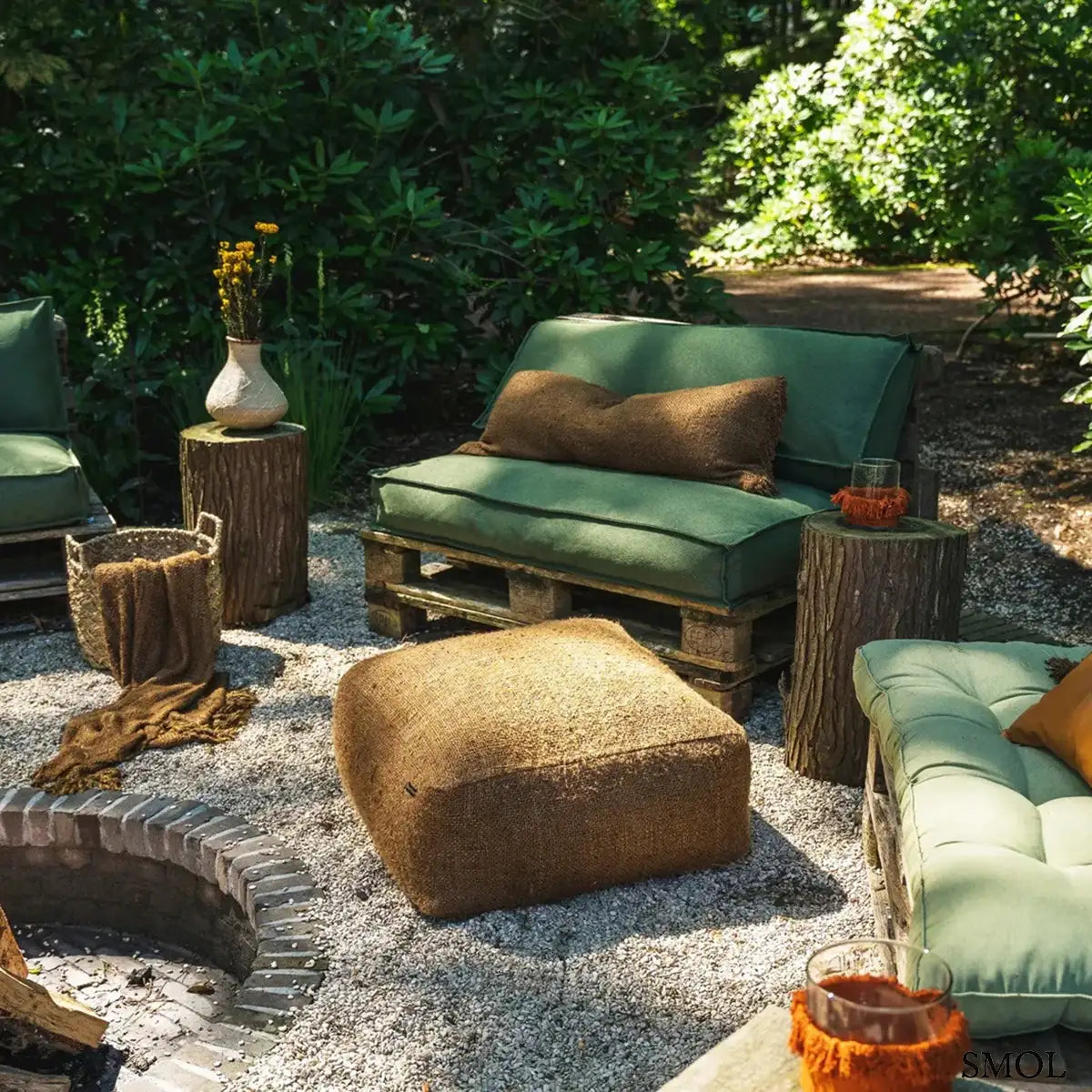 Hosszúkás, barna színű pamut díszpárnahuzat rojtos szélekkel és rusztikus szövéssel, kertben