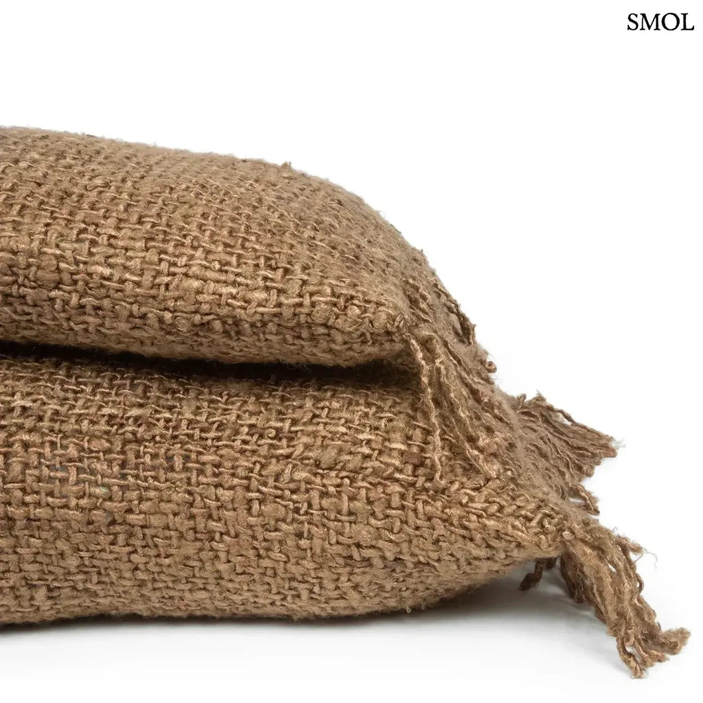 Hosszúkás, barna színű pamut díszpárnahuzat rojtos szélekkel és rusztikus szövéssel,sarok nagyítva