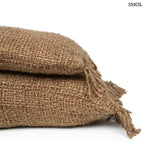 Hosszúkás, barna színű pamut díszpárnahuzat rojtos szélekkel és rusztikus szövéssel,sarok nagyítva