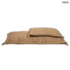 Hosszúkás, barna színű pamut díszpárnahuzat rojtos szélekkel és rusztikus szövéssel, két méretben egymáson